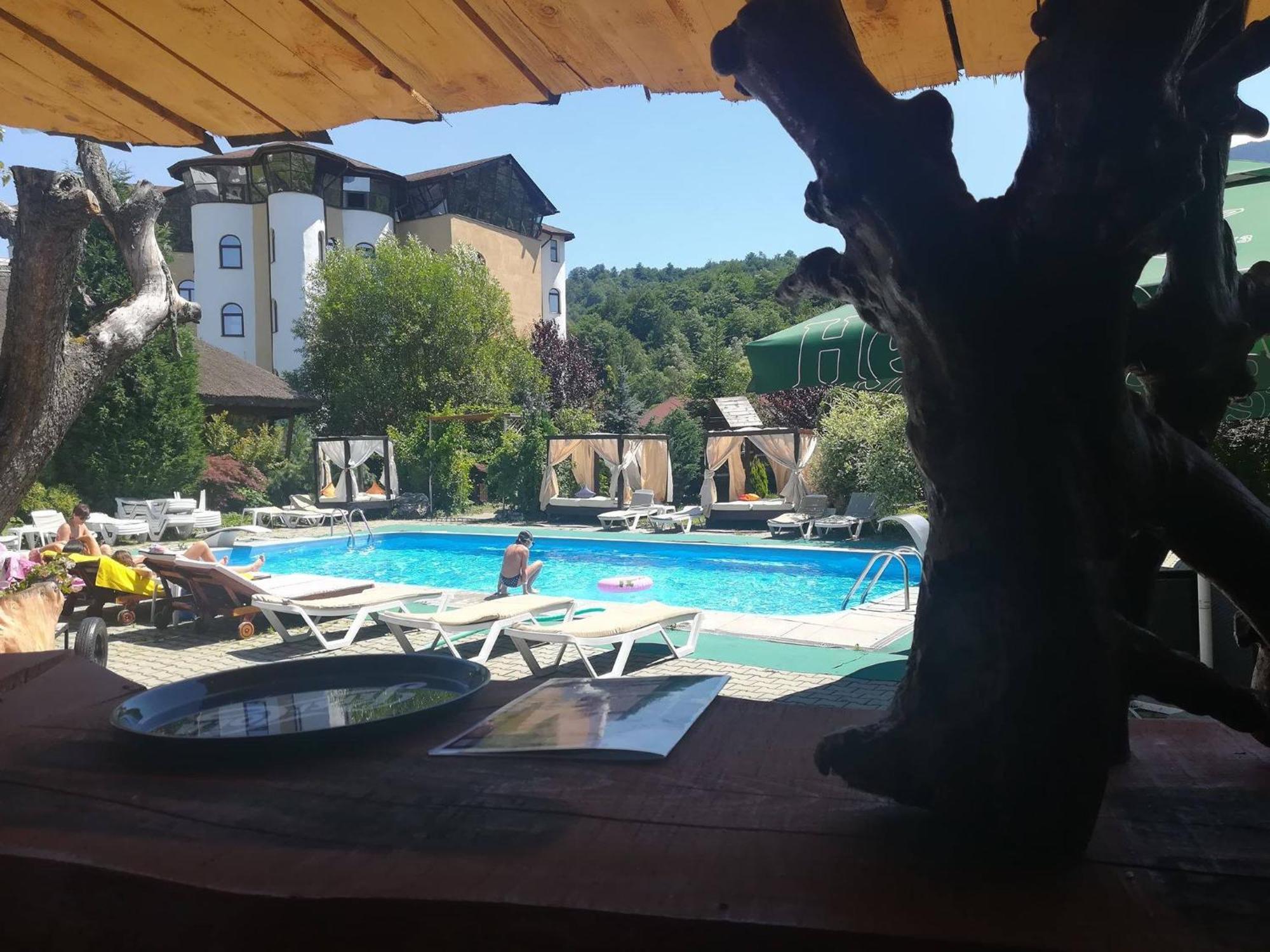 Castelul De Vis Hotel Petrosani Exterior photo